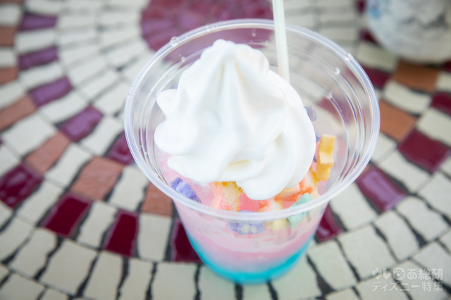 クリーム・シェイブアイス（ピーチ＆ブルーゼリー）¥550