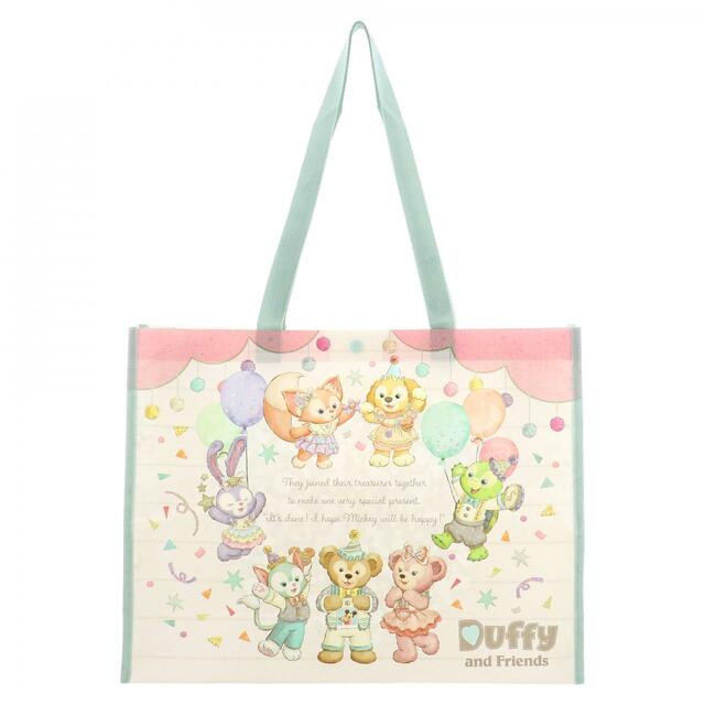 ショッピングバッグ 1,000円｜高さ約35×幅約45×マチ約14cm｜「ダッフィー＆フレンズのフロム・オール・オブ・アス」グッズ｜東京ディズニーリゾート40周年“ドリームゴーラウンド”｜発売日：2023年4月10日（月）｜販売店舗：東京ディズニーシー「マクダックス・デパートメントストア」