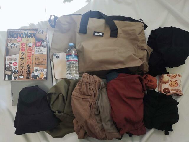 雑誌、13.5インチのノートPC、2泊分くらいの衣類などがたっぷり入った