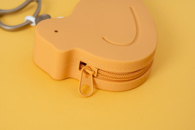 「はとっこ」<価格:1,500円(税込)>【これは魅力の限定商品!鳩サブレーを連れて歩けるシリコンポーチ「はとっこ」が、2026年8月10日より販売スタート!】