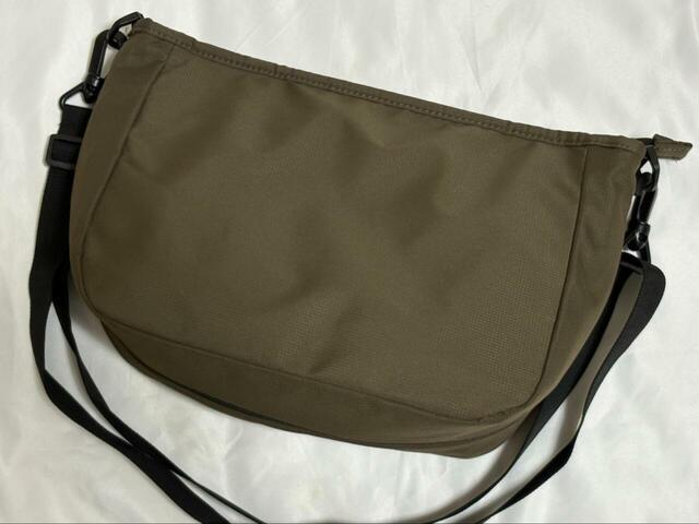 【ワークマン リュックに変身ショルダーバッグ】ショルダーバッグ時。色はリュックとして使う場合はブラック、ショルダーバッグとして使う場合はオリーブになります♪