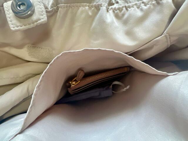 内側のポケットにミニ財布やコームをイン