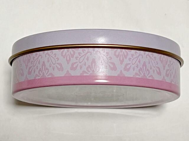 側面のレース柄がピンクになると一気にフェミニンな雰囲気に♪