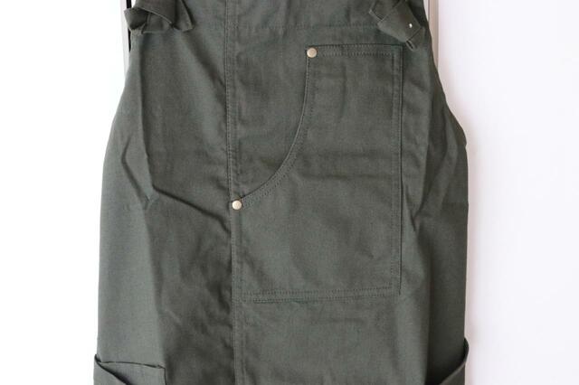 【ワークマン アウトドアバックルタイプエプロン】派手さはなくカジュアルな色味