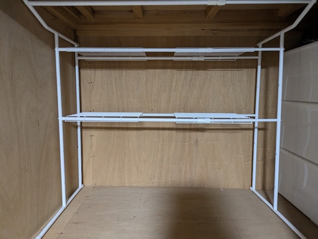 【ニトリ 伸縮押入ハンガーラック】最大幅は約104cm。パイプに限界線がついているので、それ以上引き出さないよう気をつけましょう