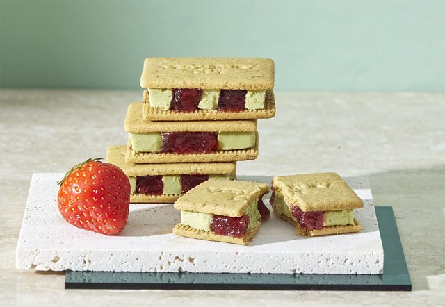 【VERY RUBY CUT「いちご缶 スプリング」￥2,268】生地もショコラもピスタチオを使用した香り高い夏限定『いちごピスタサンド』