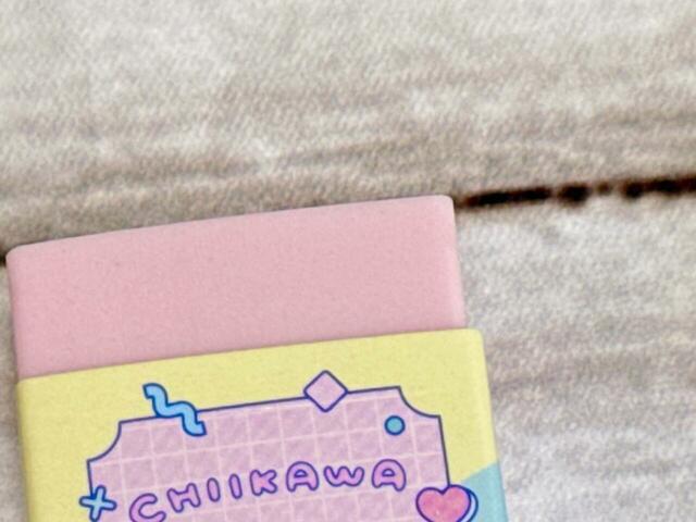 【ちいかわ×DAISO限定デザイン】「消しゴム ちいかわ」消しゴム本体のカラーはピンクで、なんといちごの香り付き！
