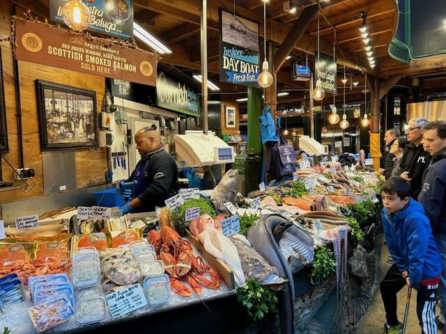 バラ・マーケットの魚介売場。サーモンやロブスターなどが並ぶ