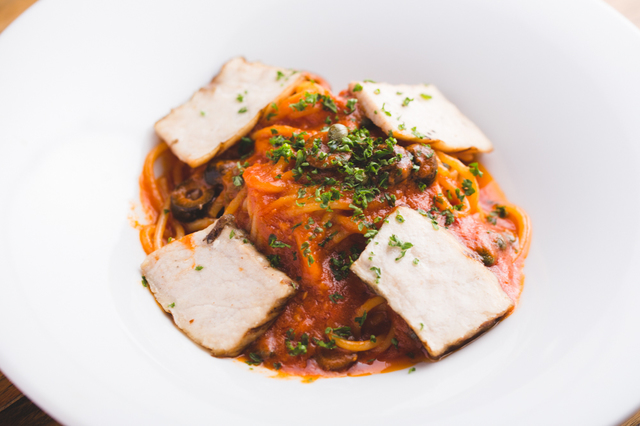 薪火でグリルしたカジキのプッタネスカ