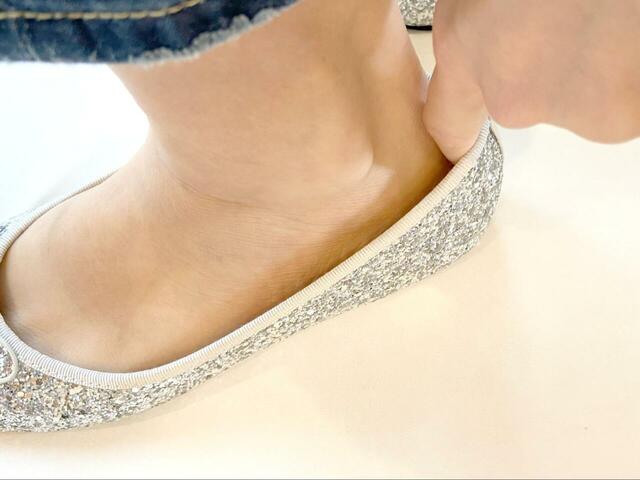 【GLOBAL WORK らくっション撥水バレエ】おしゃれシューズは「きつい」と感じることが多い筆者の足でも問題なく履けました!