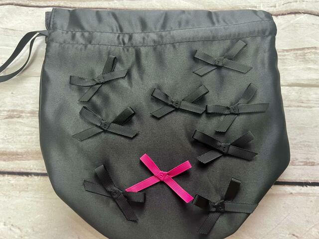 リボンは全部で9つついています【TSURU By MARIKO OIKAWAの自立型ミニバッグ】