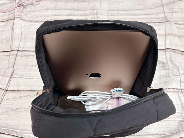 メイン収納にはまだまだ余裕があり！これからの時期、薄手のカーディガンなどの羽織ものを持ち歩く際も安心♪