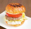 BELL TREE CAFE（大阪・南船場） ハンバーガー（880円） 10種のスパイスを使ったつなぎなしの和牛ミンチに1cm角に切った肉を入れ、肉感UP。 
