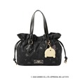 【ANNA SUI×ポムポムプリン】巾着トートバッグ ¥25,300(税込)/荷物が多い日にも気兼ねなく使える、たっぷりとした容量の巾着バッグ