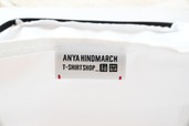 【ユニクロ×ANYA HINDMARCH「スクエアポーチ」】内側にユニクロとアニヤのダブルロゴが