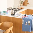 【SNOOPY IS THE CHERRY ON TOP！】「フェイスミトン」2,200円、「デニムエプロン」3,850円、「THE HARVEST ラ・モワッソン ブラッセリー ブルーライン」マグ 2,200円、ボウル・プレート 各2,640円、「Russell Hobbs 電気ケトル」14,300円
