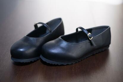 靴を変えただけで猫背が改善！「正しい姿勢しかできない靴」で努力せず