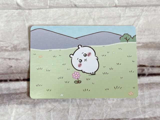 【ちいかわハッピーセット第二弾／ハチワレのハッピーセットトレイフォトフレーム】カードはリバーシブル仕様！これはアニメの「試し撮り」でハチワレが初めてちいかわの写真を撮ったときのもの。尊い…！