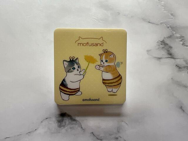 通常のクリップとして使う面。お花を渡している姿がキュート！