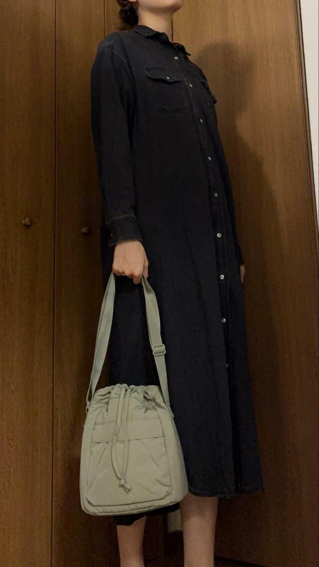 【UNIQLO：C　ミニショルダーバッグ】ショルダーストラップは最短67cm。手持ちでも使えなくはなさそうです