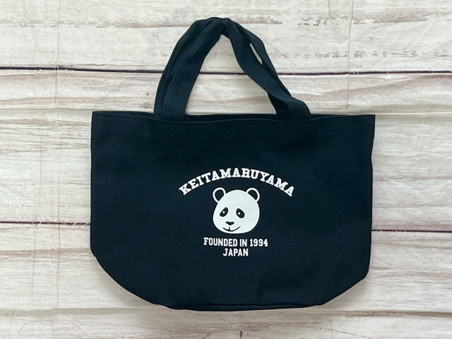 KEITAMARUYAMAのシグネチャーアイコンであるパンダがカレッジロゴ風にデザインされたランチトート！