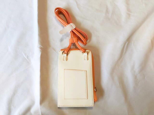 裏面には、便利なカードポケット付き【ニトリ】ネット限定商品「ミッフィー ショルダーポーチ」（オレンジ）3,190円（税込）