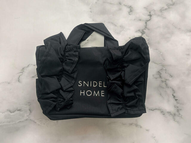 シックなブラックカラーの大人かわいいポーチ