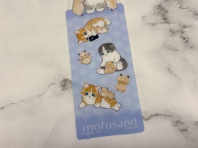 だらっと寝転びながらスマホをぽちぽちするにゃんこがキュート!