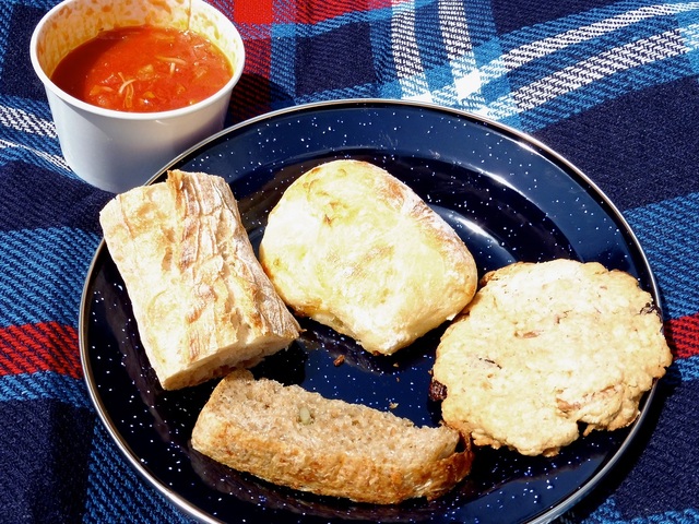 左が片根シェフが焼いてきたバゲット