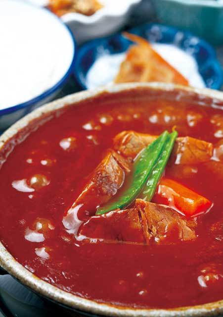 銀之塔（東京／銀座） シチュー（ミックス） 2600円 長時間煮込まれた肉は、箸で簡単に切れるほどやわらかい。小鉢3品、漬物、ごはん付き。