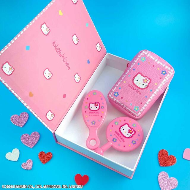 サンキューマート「ハローキティ50周年記念コラボレーションアイテム」フェイクブック、ミラー＆ブラシセット、リップケース／各390円（税込429円）