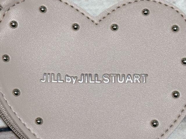 前面中央にはブランドロゴが箔押しされているのも◎