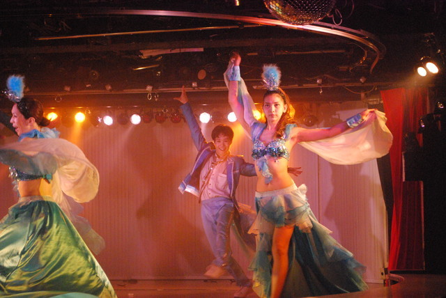 はとバスソロ活体験／黒鳥の湖・ショータイムの模様