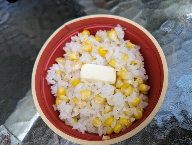 【リゾナーレ八ヶ岳】「八KATTE store」で販売されている「生トウモロコシごはん」500円