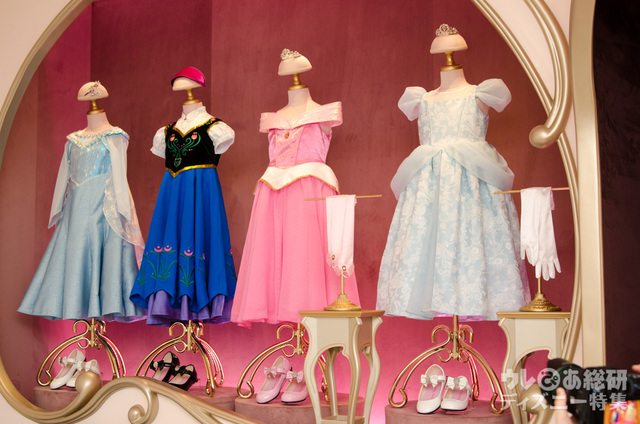「ビビディ・バビディ・ブティック」店内ドレスのディスプレイ｜東京ディズニーランド ワールドバザール
