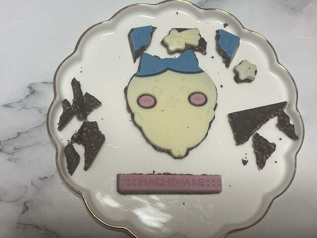 ハチワレをパキッと割ってみました。頭の模様をパキっとしないように割るのが難しかったです！