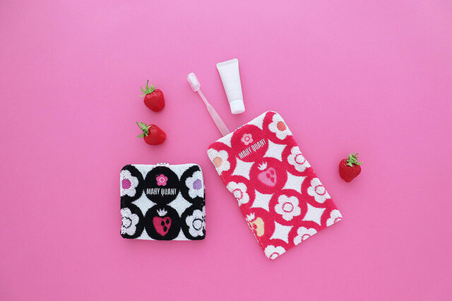 【マリークワント「イチゴ」シリーズ】ファスナー付きタオル　¥1,320（税込）／約13×21cm（1柄3配色）