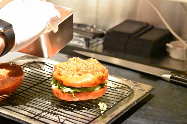 激辛サルサソースを全部のせる