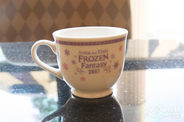 “アナとエルサのフローズンファンタジー” デザートセット スーベニアデミタスカップ付き（2,500円）｜ハイピリオン・ラウンジ｜ディズニーアンバサダーホテル