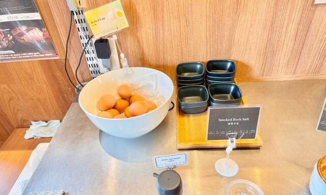 【銀座朝食ラボ ゆでたまご】こだわりの燻製岩塩とともに