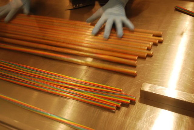 CANDY SHOW TIME：ライチキャンディーづくり・手で真っ直ぐ伸ばします