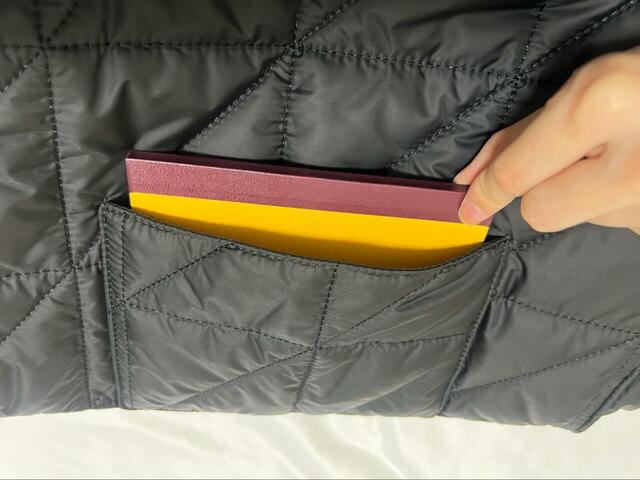 【niko and… オリジナル2WAYマルチトートバッグM】外側のポケットは、ちょうどA5サイズが入る大きさです