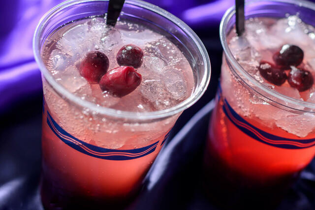 スパークリングカクテル（ウォッカ＆グレープ） 780円｜東京ディズニーランド「プラズマ・レイズ・ダイナー」｜東京ディズニーリゾート「ディズニー・ハロウィーン」スペシャルメニュー