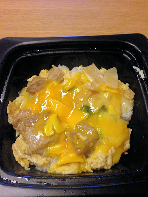 「だし香る親子丼」（ファミリーマート）