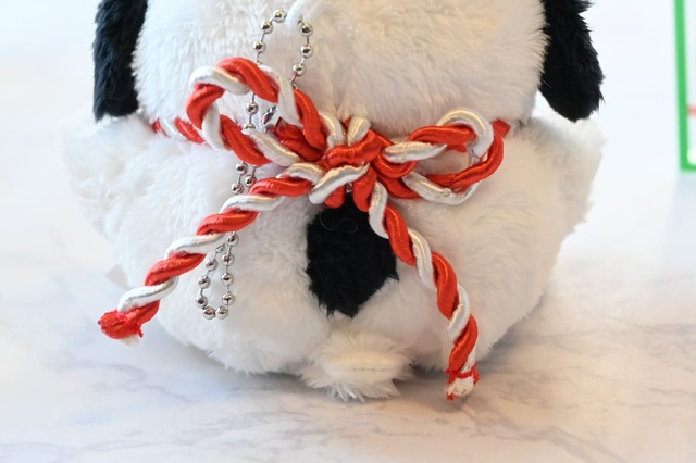 【『SNOOPY'S BROTHER OLAF 鏡餅オラフのぬいぐるみチャーム BOOK』（宝島社）】縁起のいい紅白の水引を背負っています