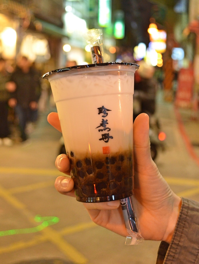 士林で一番人気『珍煮丹』の黒糖入りタピオカミルクティー。甘さや氷の量をカスタマイズして飲みやすくできる