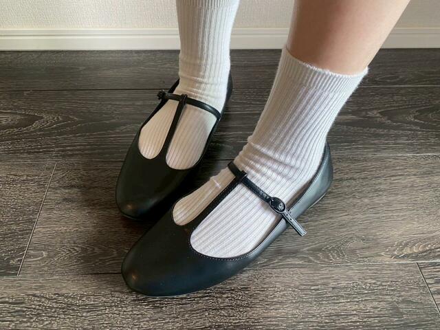 【UNIQLO : C Tストラップバレエシューズ】白い靴下を合わせればフレンチシックな印象に!フィット感はストラップで調節できるので、厚い靴下もOKです◎
