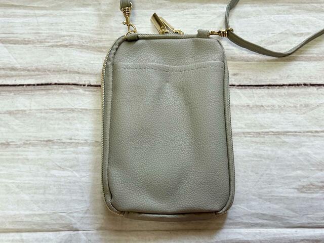 バックもシンプルなデザイン