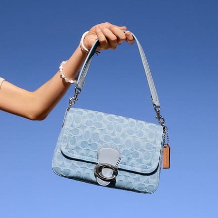 【コーチ】ソフト タビー ショルダー バッグ・シグネチャー デニム ¥86,900 (H16.5 x W26 x D9cm)