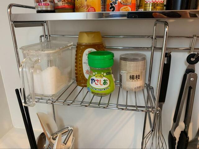 【ニトリ　コンロ横ラック】棚には砂糖や塩などの調味料を置くことができます。